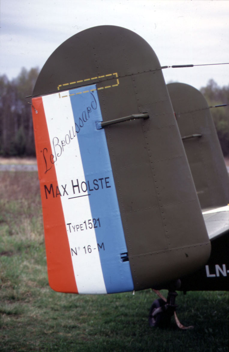 Lufthavn, haleroret på 1 fly på bakken.  1 fransk flagg med teksten "Le Broussard" "Max Holste" malt på haleroret.