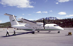 Lufthavn, ett fly på bakken, De Havilland Canada DHC-8-103, 