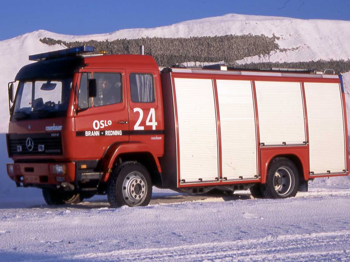 En rød brannbil på Gardermoen , ser venstre side. 