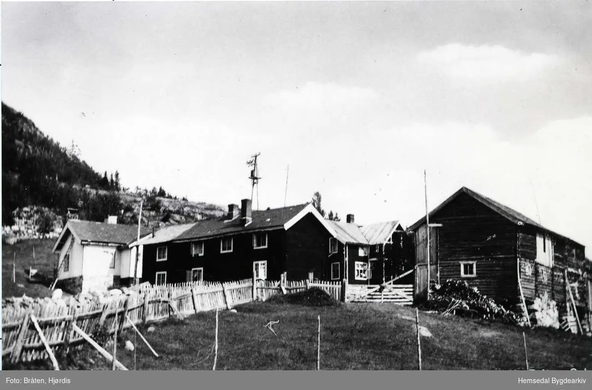 Eikre Fjellgard i Hemsedal, kring 1946
Nils og Kari Eikre starta opp med pensjonatdrift på garden i 1920. Drifta vart avgrensa til sumaren og påskehelga, som var den vanlege turistsesongen den tida.