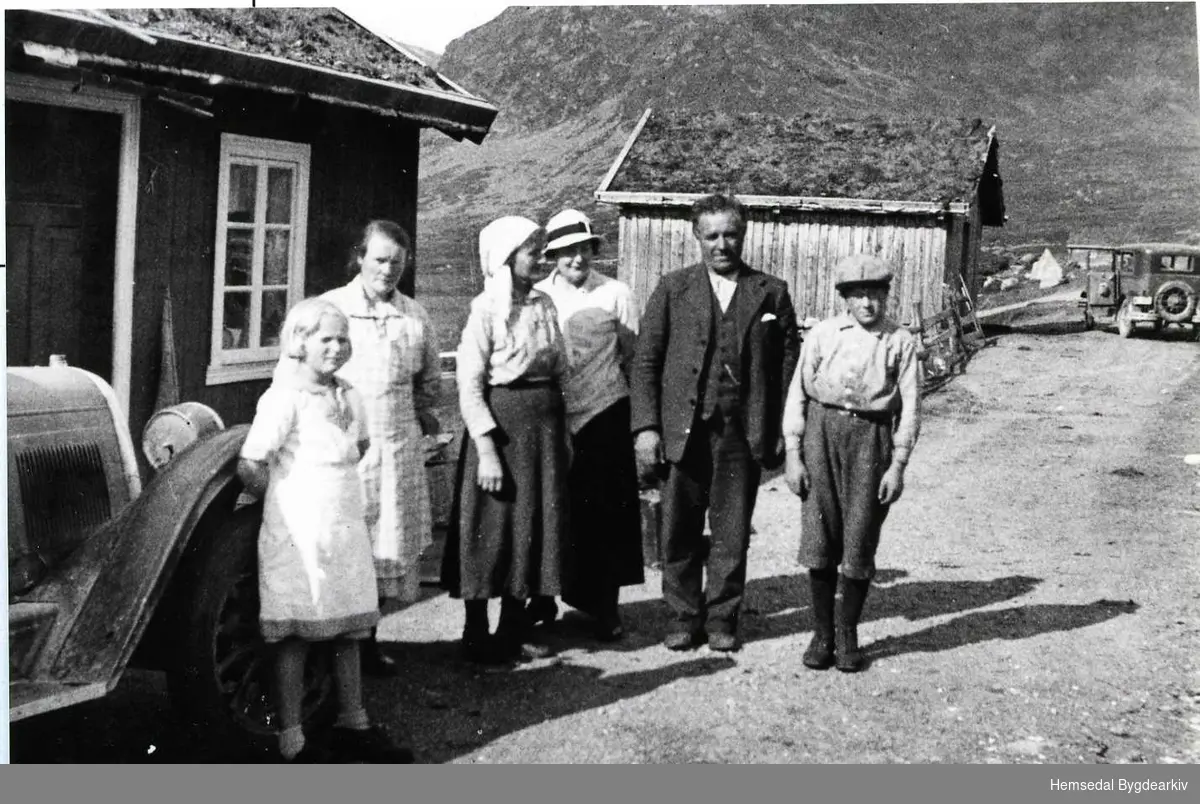 Biletet er teke på Ershovd i Hemsedal, ca. 1932.
Frå venstre: Ukjend; Barbo Viljugrein; Margit Kirkebøen; Ukjend; Ola Kirkebøen; Torleif Kirkebøen.