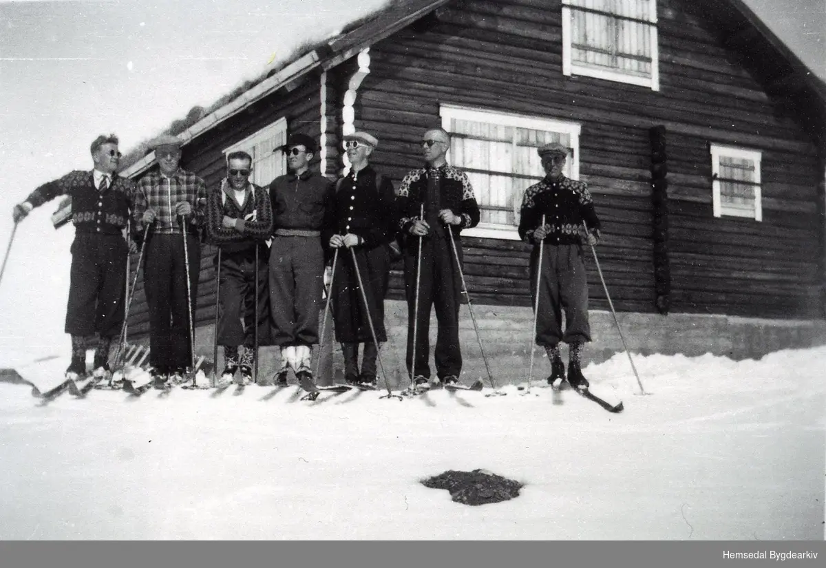 På Beihovd i Ål i 1939.
Frå venstre: Ola Fauske, Trond Tuv, Knut Tuv, Halvor Wøllo,  .. Løberg, Lars Juvet og Herbrand Sjåheim.