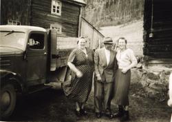 Kyrkjebøen, 68.2, i 1955
Frå venstre: Anne Thorset, Jakob Th