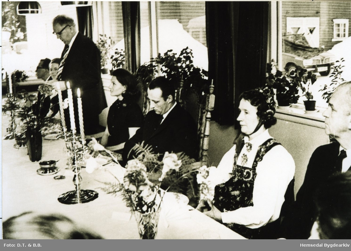 Noregsmeisterskap i alpine greiner i Hemsedal 1969. Festmiddag.
Frå venstre: Ukjend, Ukjend, ordførar Svein Eikre, kronprinsesse Sonja, Kronprins Harald, Kari Eikre, Otto Grieg Tiedemand..