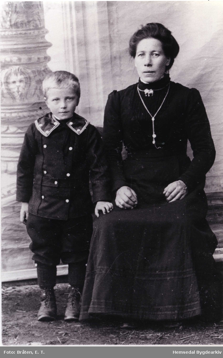 Sigrid Venås (1870-  ) med sonen Nils. Ho vart enke før sonen var fødd. 