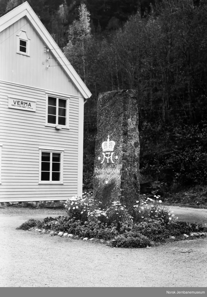 Minnestein med kongemonogram på Verma stasjon avduket ved Raumabanens åpning