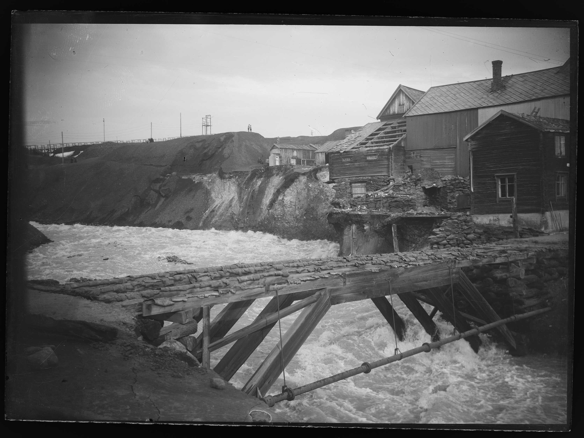 Raubrua og gården Bruenden under flommen 7. mai 1934