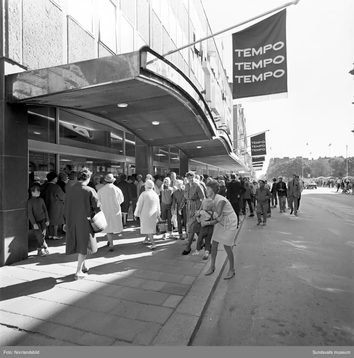 Tempo-invigningen. Utanför ingången samlades mängder av intresserade Sundsvallsbor inför öppningsdags.