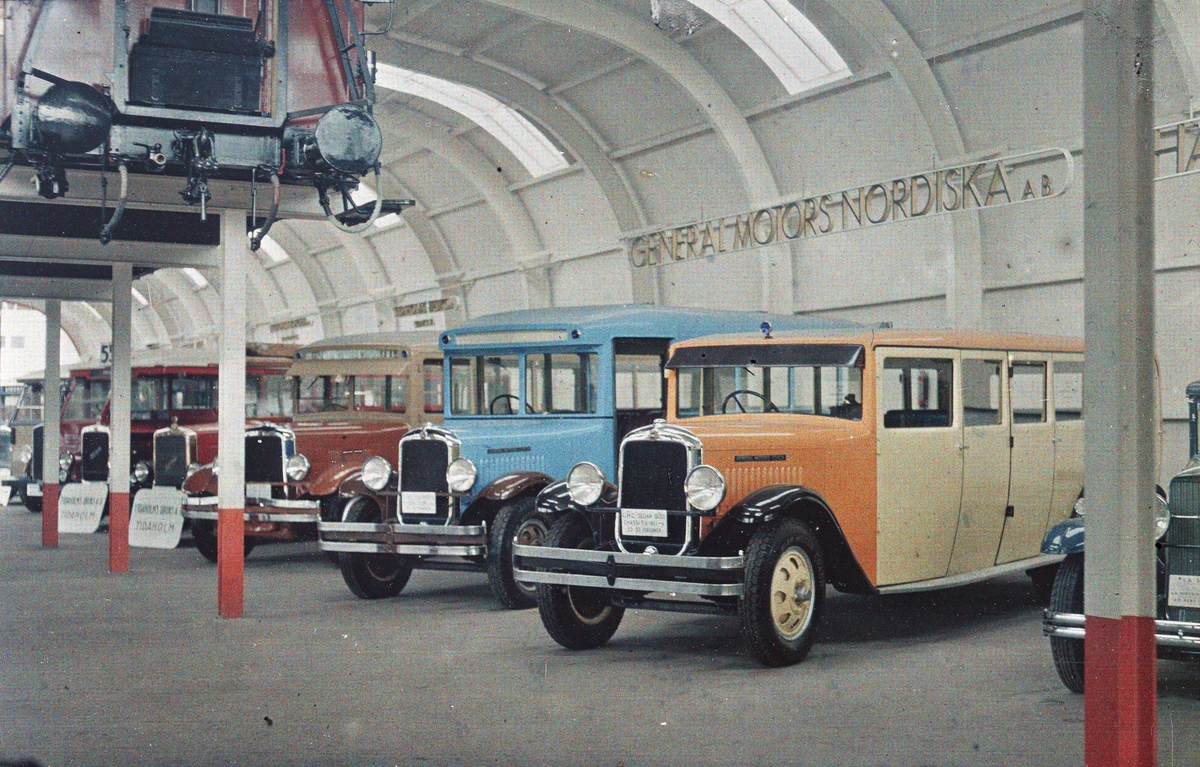 Hall 2: Samfärdsmedel. General Motors Nordiska AB.
Design av bussarna: Sigurd Lewerentz.
Stockholmsutställningen 1930