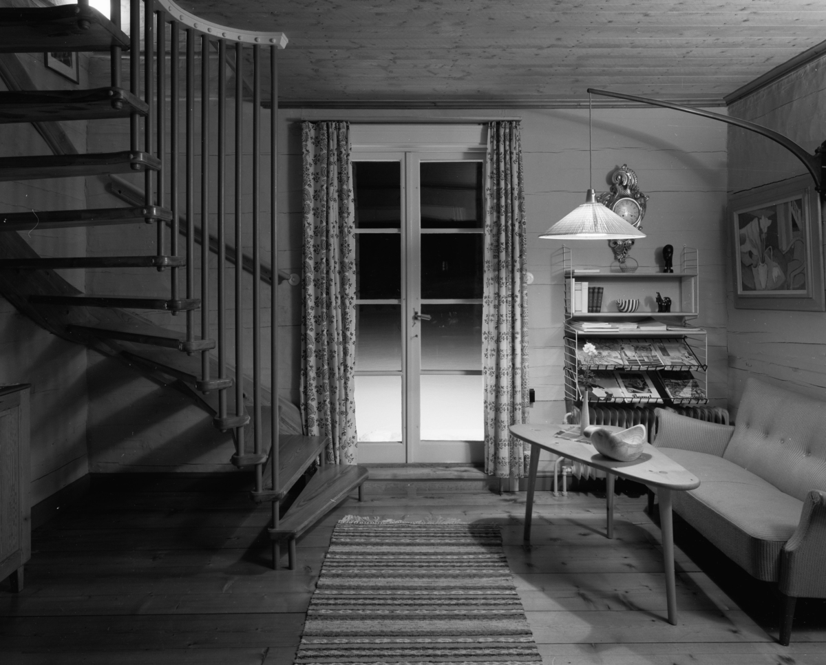Ingenjör Lidströms hus
Interiör, trapphall med liten soffgrupp och nybyggd trappa upp till övre plan