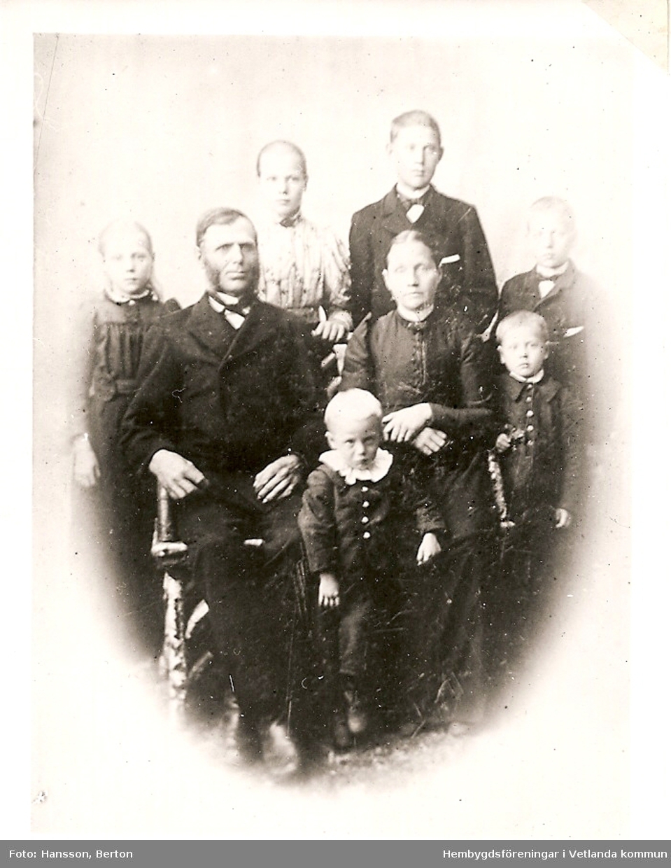 Hemmansägare Hans Johan Karlsson och Lovisa Johansdotters familj. 
Fröderyds Hembygdsförening