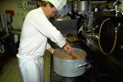 Ombord på Frigg boligplattformen QP - Kokken Kjell Larsen i 