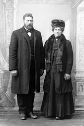 Studioportrett i helfigur av ekteparet Sundstrøm.