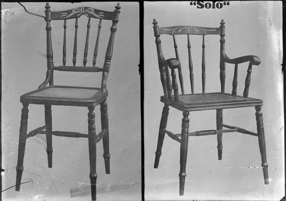 To reproduserte bilder av stoler.