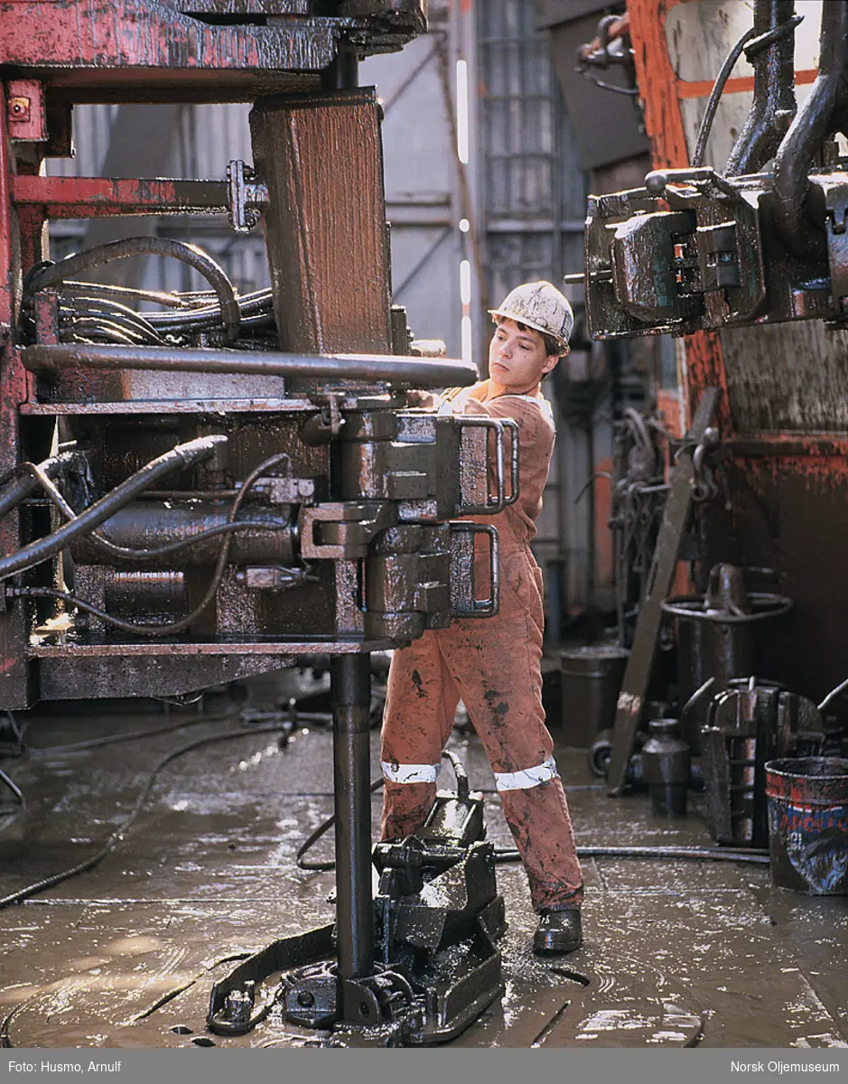 En mann arbeider med borestrengen på boredekket til den halvt nedsenkbare boreriggen "Ross Isle".