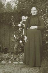 Eldre dame på Rophaug i stasklede