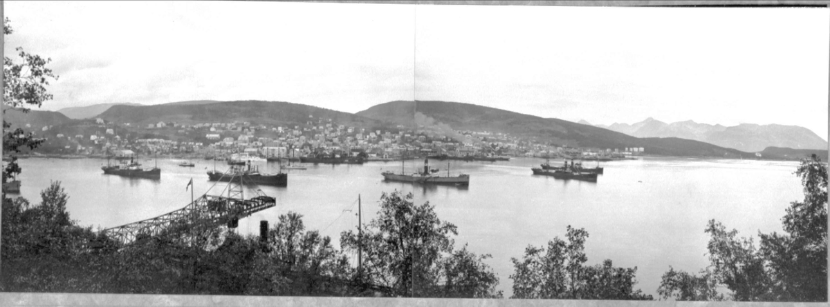 Harstad fotografert fra Gangsås, en gang midt på 1920-tallet. I mellomgrunnen ligger, i følge Fototreff, flere såkalte "Arkhangelsk-båter" på havna.