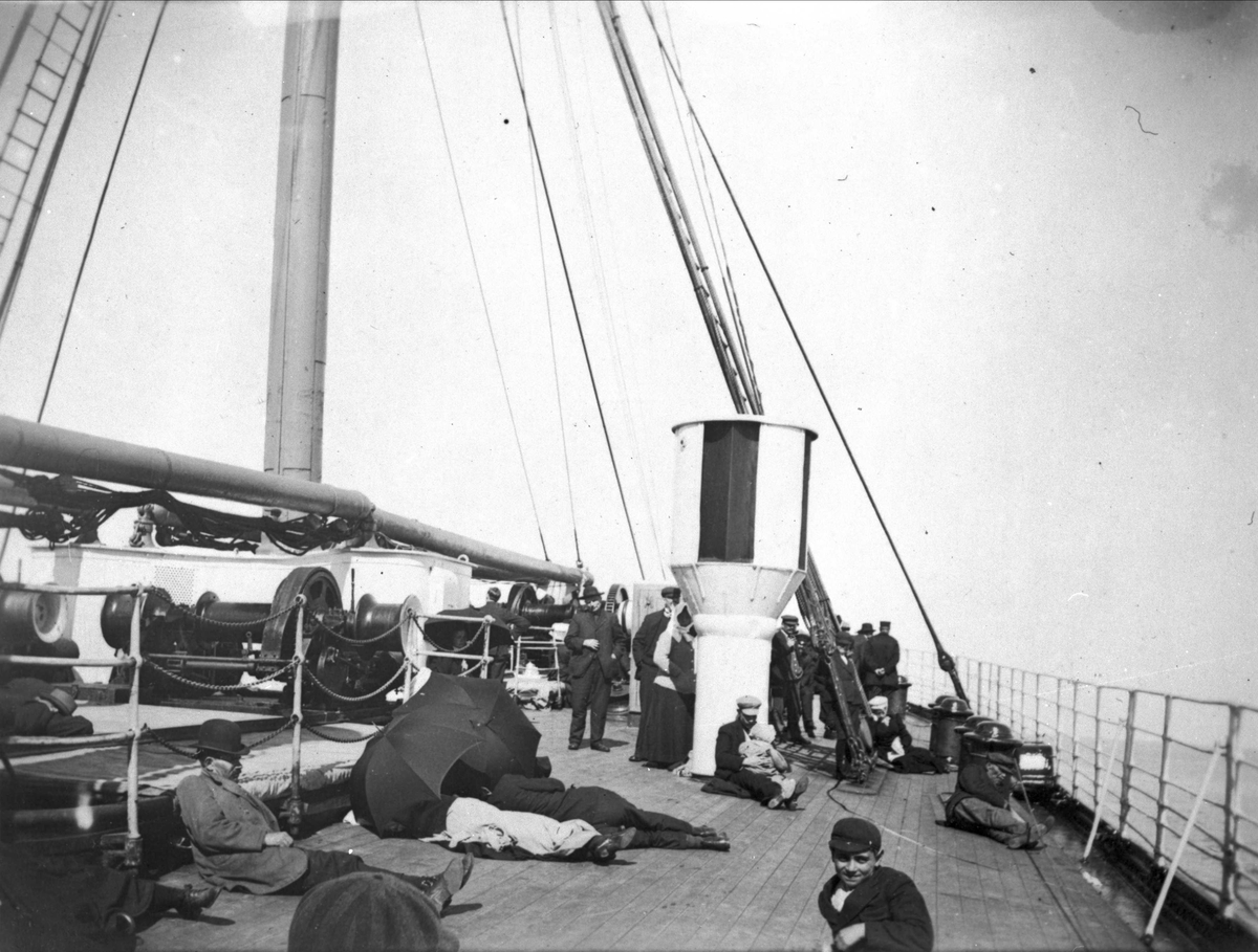 Passasjerer som slapper av på dekket til skipet "Laxavia".