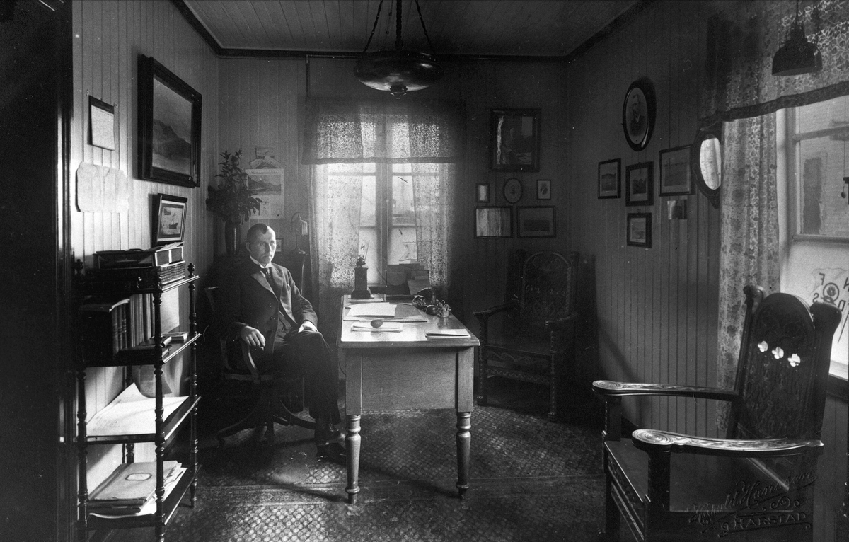 Einar Kaarbø fotografert på sitt kontor.