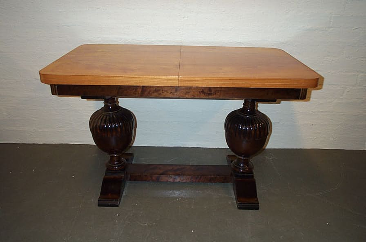 Form: Rektanguler bordplate på 2 urneforma føter
2 innleggsfjøler for eventuell ekspansjon av bordplata