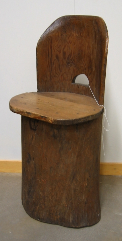 Liten kubbstol, urholkad ur en stock, försedd med träbrits.

Från Rölanda sn, Dalsland.

Kubbstolen är en urgammal sittmöbel tillverkad av en urholkad trädstam eller i laggkonstruktion. De äldsta bevarade kubbstolarna dateras till 1600-tal men bygger på en äldre tradition. Kubbstolens sydgräns sammanfaller med fäbodgränsen som korsar Dalsland.