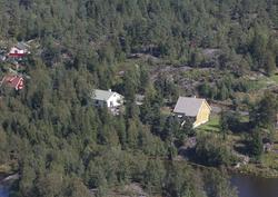 våningshus, uthus, trær, jorder,