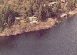 våningshus, trær, haver, vei, jorder, vann, båter,