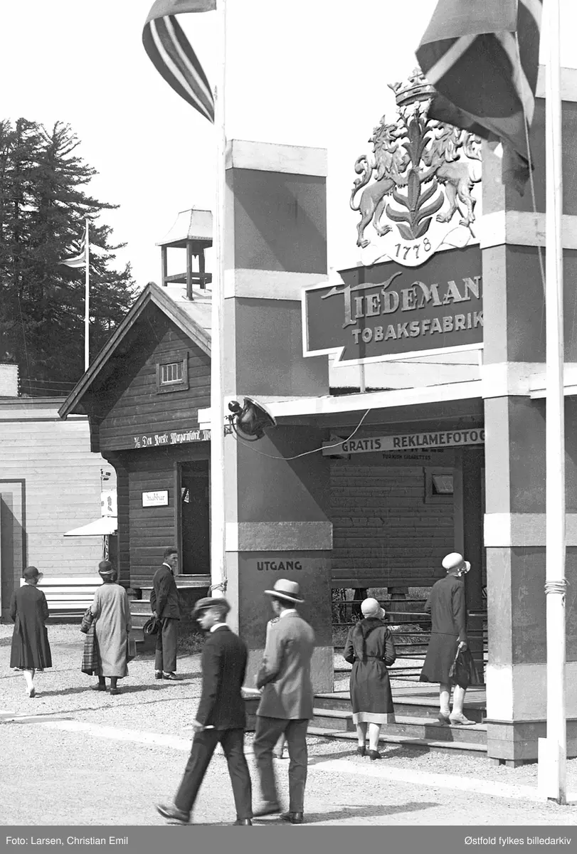 utstilling, Østfoldutstillingen, eksteriør, publikum,Østfoldutstillingen i Sarpbsborg 1930.
Østfold fylkesutstilling i samarbeid med Sarpsborg kommune og Østfold landbruksselskap (100 år) og de andre Østfoldbyene. 
I alt ti avdelinger for skogbruk, landbruk, industri, husflid, osv. Også kulturhistorisk utstilling på Borgarsyssel Museum.
