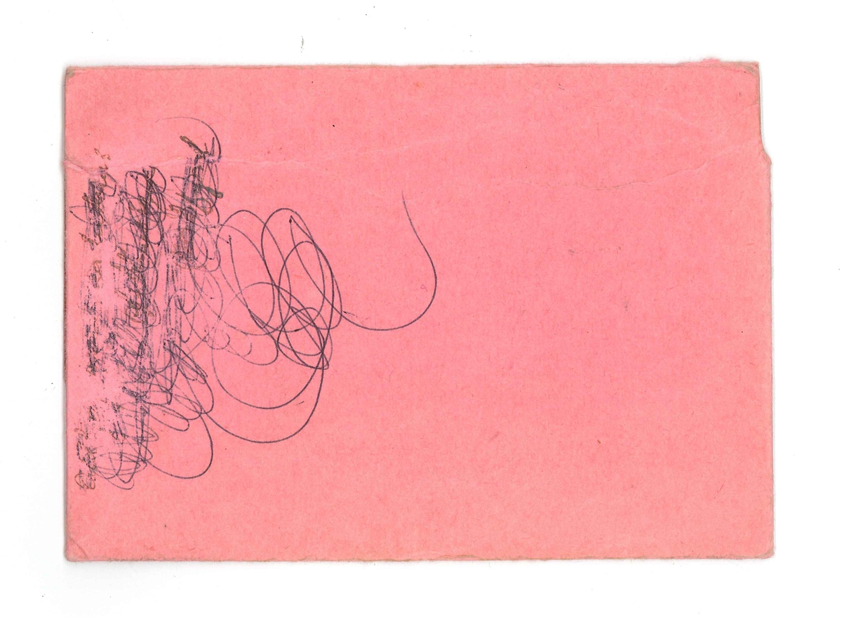 Rosa konvolutt i papp, til å oppbevare rasjoneringskort i. Den er limt saman. Det er krota litt med blyant og penn på begge sider.