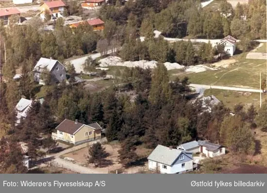 Vernerveien/Aasenveien  i Skjeberg, flyfoto 1. juni 1962, se utsnitt eiendommen i forkant av bildet på bilde 2.
