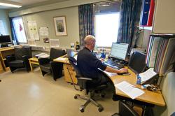 Sykepleier Svein Stalheim i helsekontoret på Statfjord C.