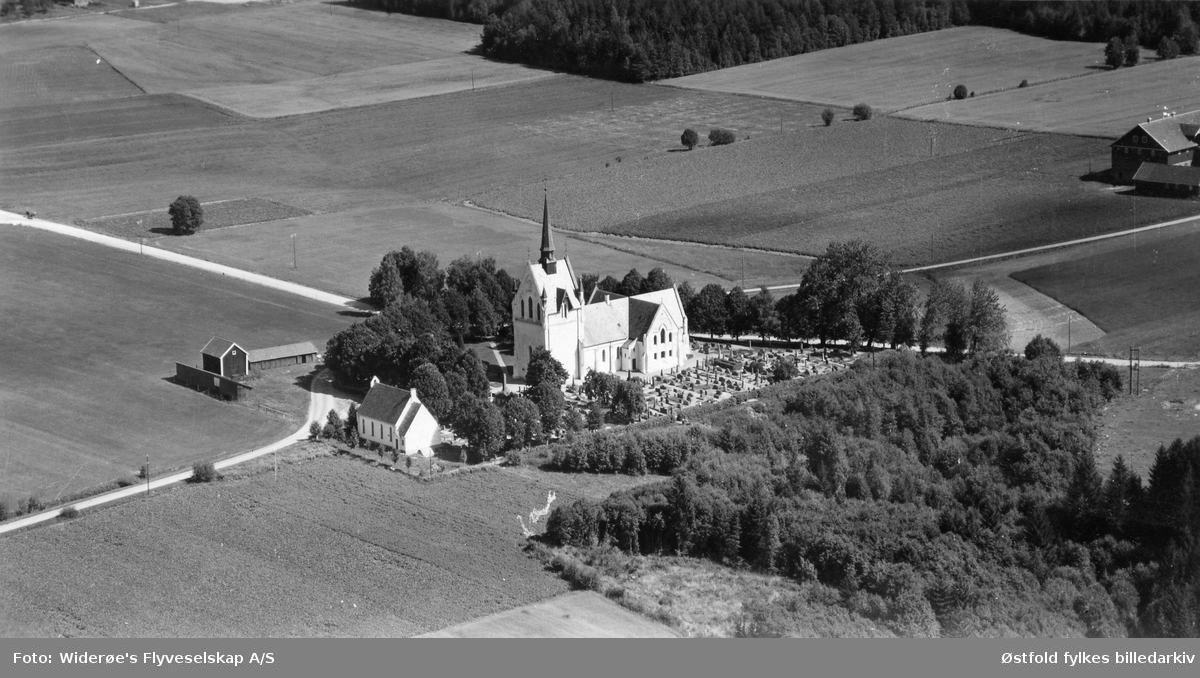 Flyfoto av Eidsberg kirke 1950.