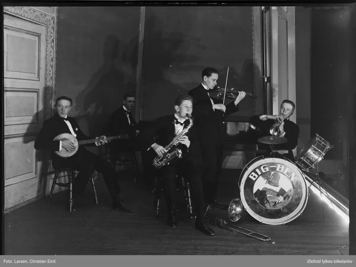 Jazzkvintetten (?)  Big Ben, med banjo, saksofon, flygel, trompet og fiolin. Ant spilte de dansemusikk.
Ant fra Sarpsborg-distriktet 1920-30 -tallet, ukjent lokale. Ingen navn på musikantene. Kan være utenbys fra.
Ved flygelet er det muligens herr Skarning?