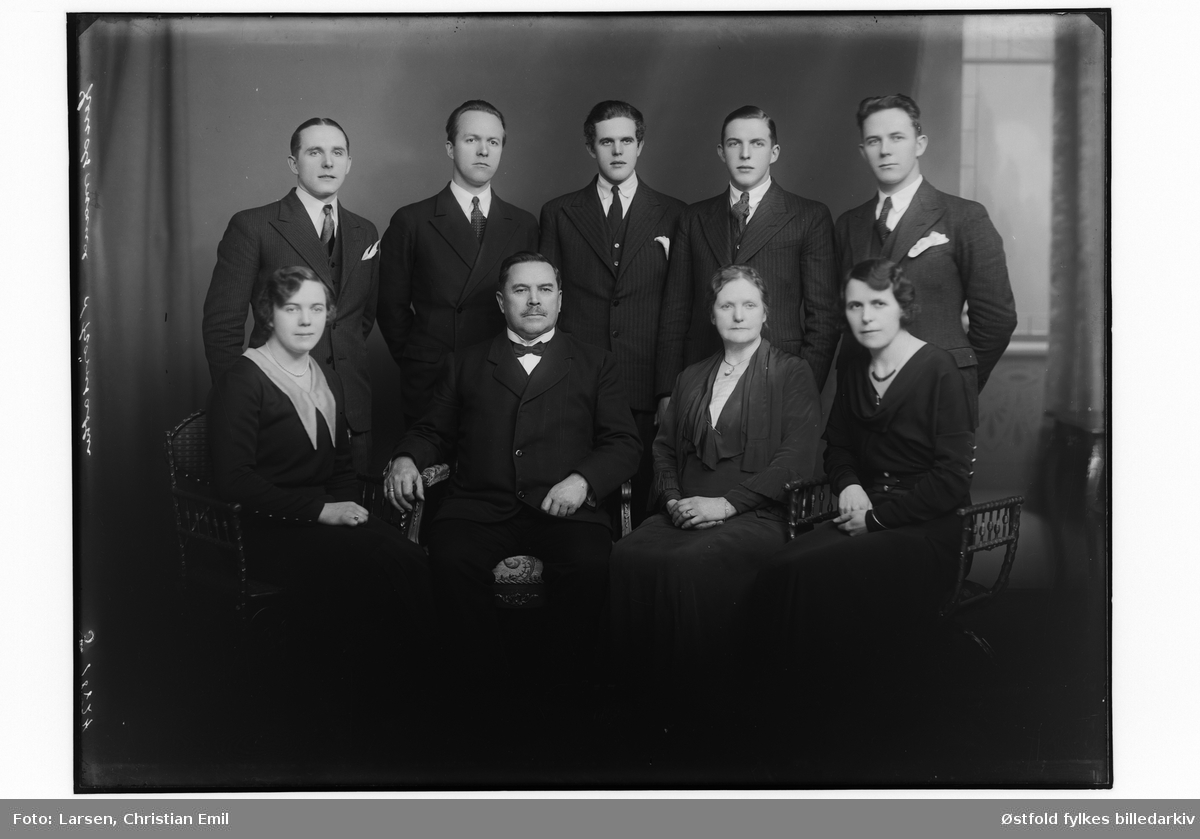 Tekst på eske: Grupper 1934.
Tekst på plate:  gruppe  kvinner, menn, fotoatelier, Lendsmann Strømsæter