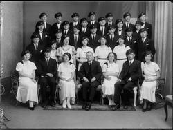 Studenter, gruppei, fotoatalier, noen med studenterlue,