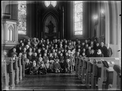 Søndagskolebarn i Sarpsborg kirke 1935. Prest.