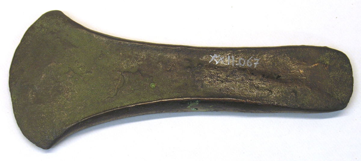 11 067: Råda socken, Västergötland. Förvärv 1915.

Kantyxa brons, 1 st, rundad nacke, utsvängd egg. Skarpa sidokanter. Liknar MM 778. L. 12,7 cm,  br. 5,3 cm.
