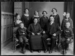 Familiegruppe, Gustav D... (utydelig). Ukjent familie.