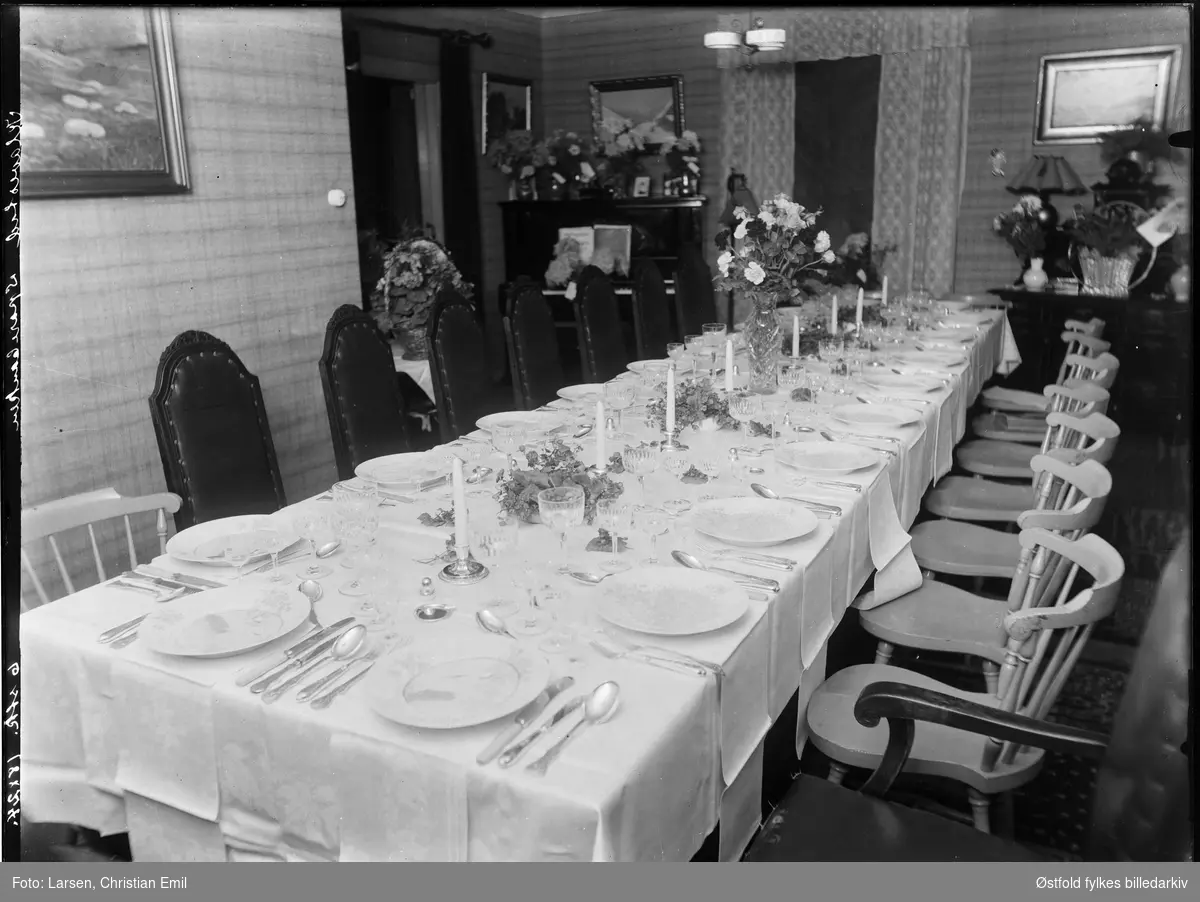 Festdekket bord i stueinteriør. Klavestad, Sparebanken, 1944. Ukjent anledning.