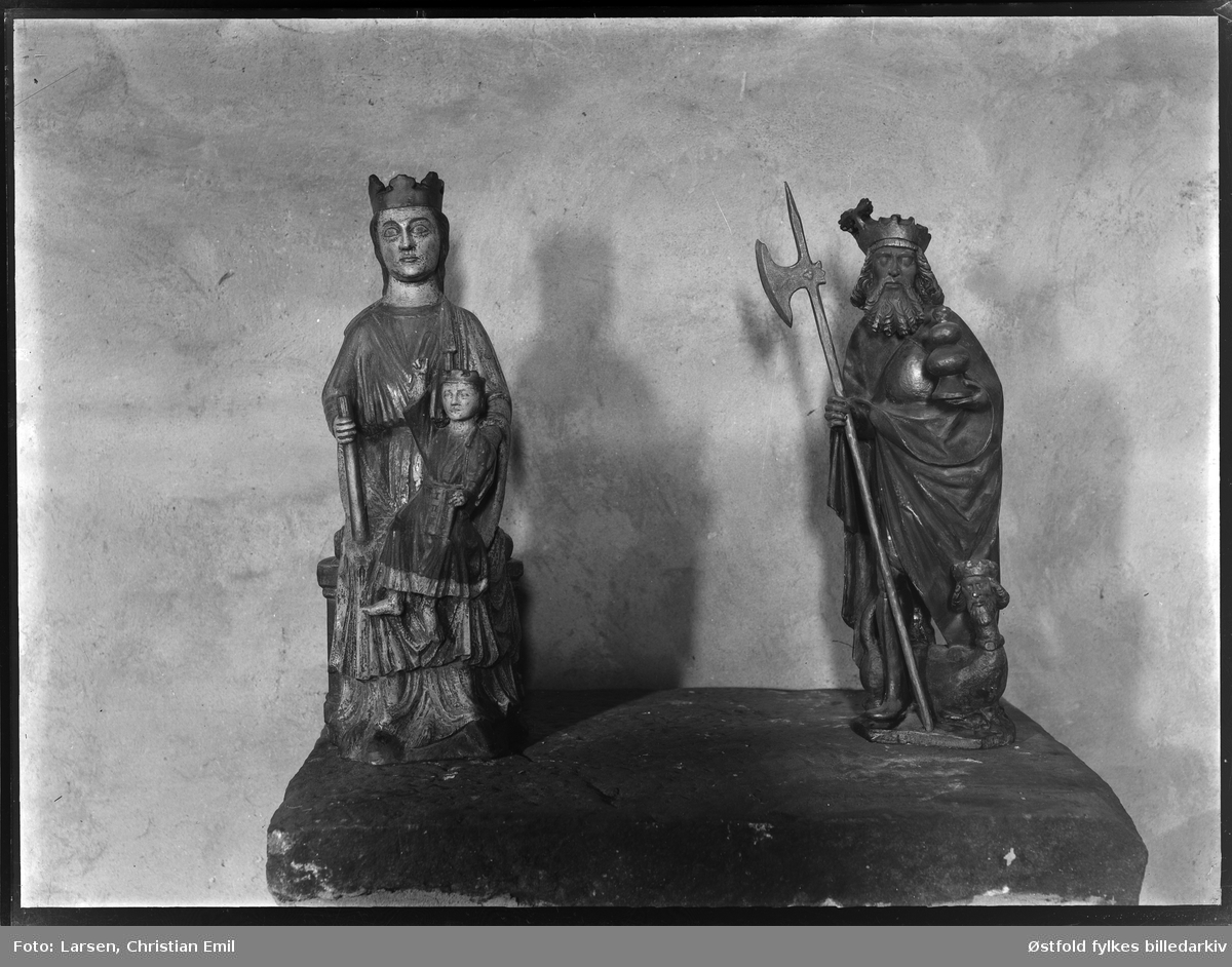 Borgarsyssel Museum, skulptur/helgenfigurer fra Olavskapellet.

Til venstre: Madonnafigur – ukjent.
                
Til høyre: Kopi av Olav fra Vik kirke i Nord-Trøndelag. Originalen er i Vitenskapsmuseet i Trondheim. Han holder en hellebard i høyre hånd og et ciborium i den venstre. Han står på en drageunderligger med menneskehode. Skulpturen er 70 cm høy.