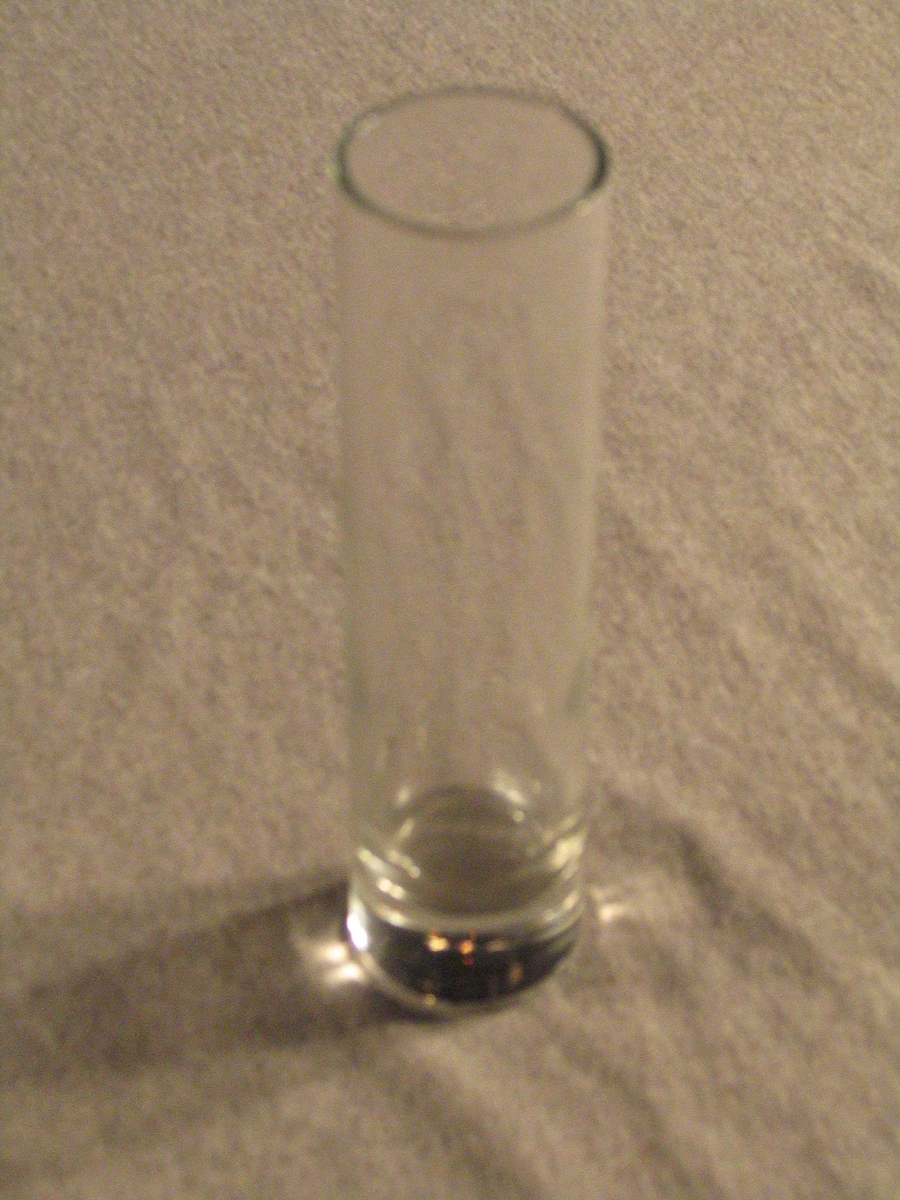 rund sylinderforma glasvase med tjukk botn
