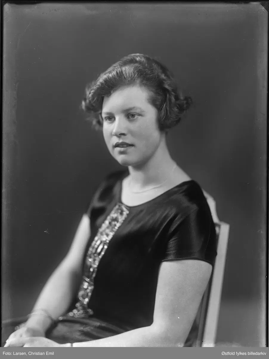 Portrett av ukjent kvinne, sittende.