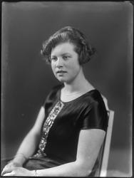 Portrett av ukjent kvinne, sittende.