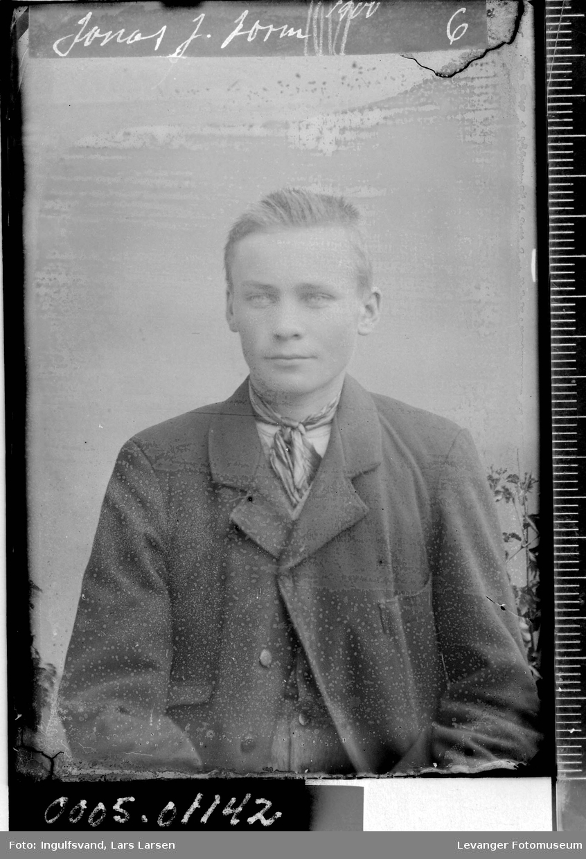 Portrett av ung mann i halvfigur.