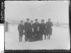 Gruppebilde av åtte ungdommer i vinterlandskap.