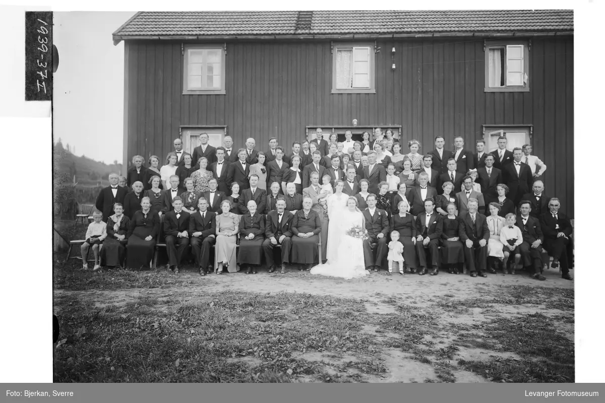 Brudeparet  Oline Andersen og Per Sørum med bryllupsgjester på Lund i Skogn.