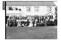 Brudeparet J.A. Dalen med gjester (Foss)?