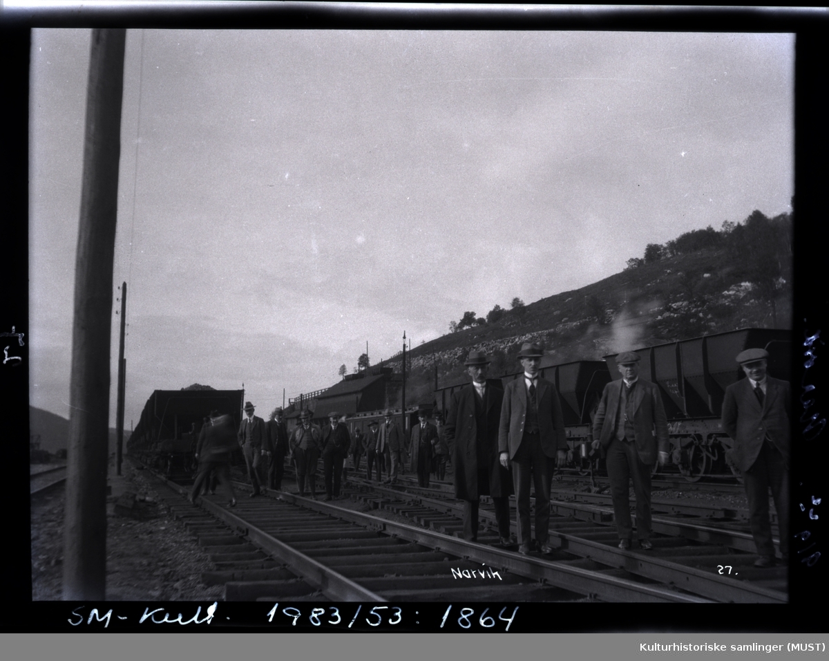 Menn på jernbanesporet i Narvik