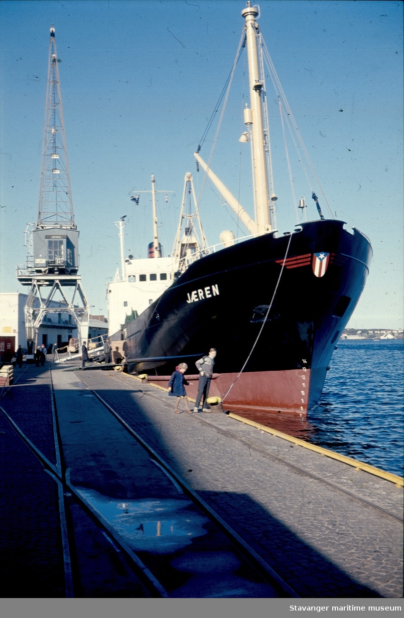 MS "Jæren" sannsynligvis ved Skansekaien, Stavanger havn. To barn på kaien.