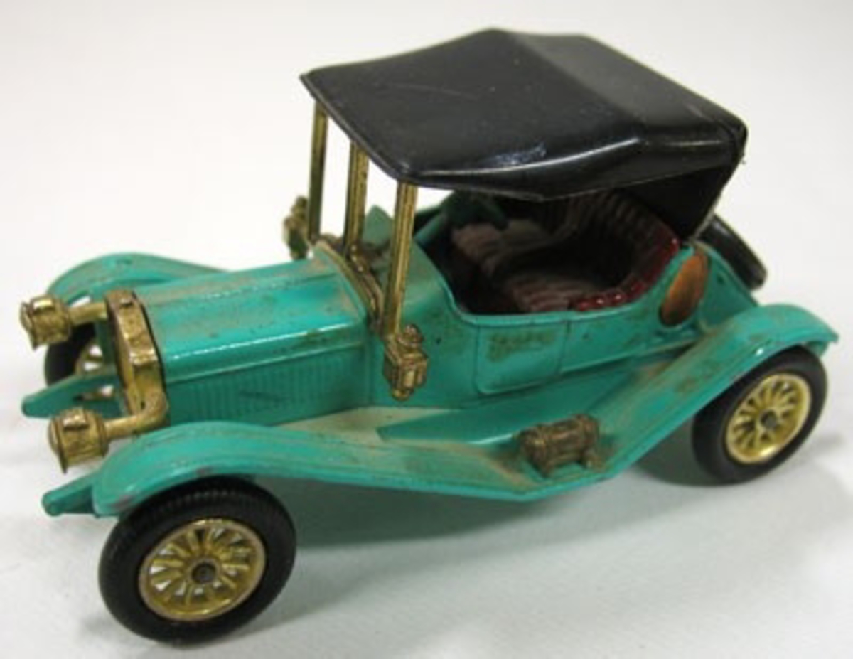 Turkos bil med svart tak.

En av 12 st. leksaksbilar av metall tillverkade av Lesney Products & Co. Storbritannien.

Förutom personbilar finns en tankbil, en dubbeldäckad buss, en kranbil samt en lastbil. Bilarna är tillverkade under 1960-70 talet och är samtliga av metall. Flera av bilarna är hårt slitna.
Längd 5,2-8,2 cm.